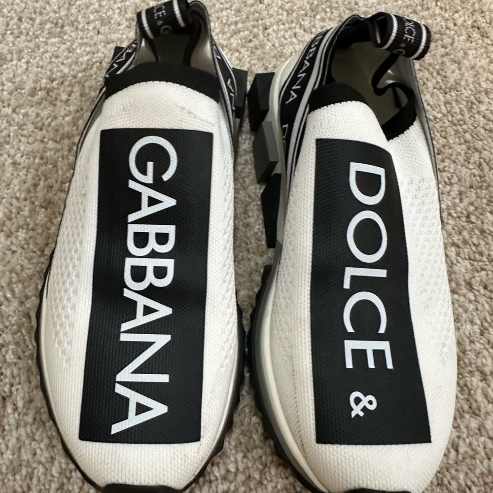 Very good condition you can see it on the pictures. Authentic